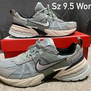 Nike Light Gray and Cream Athletic Shoes